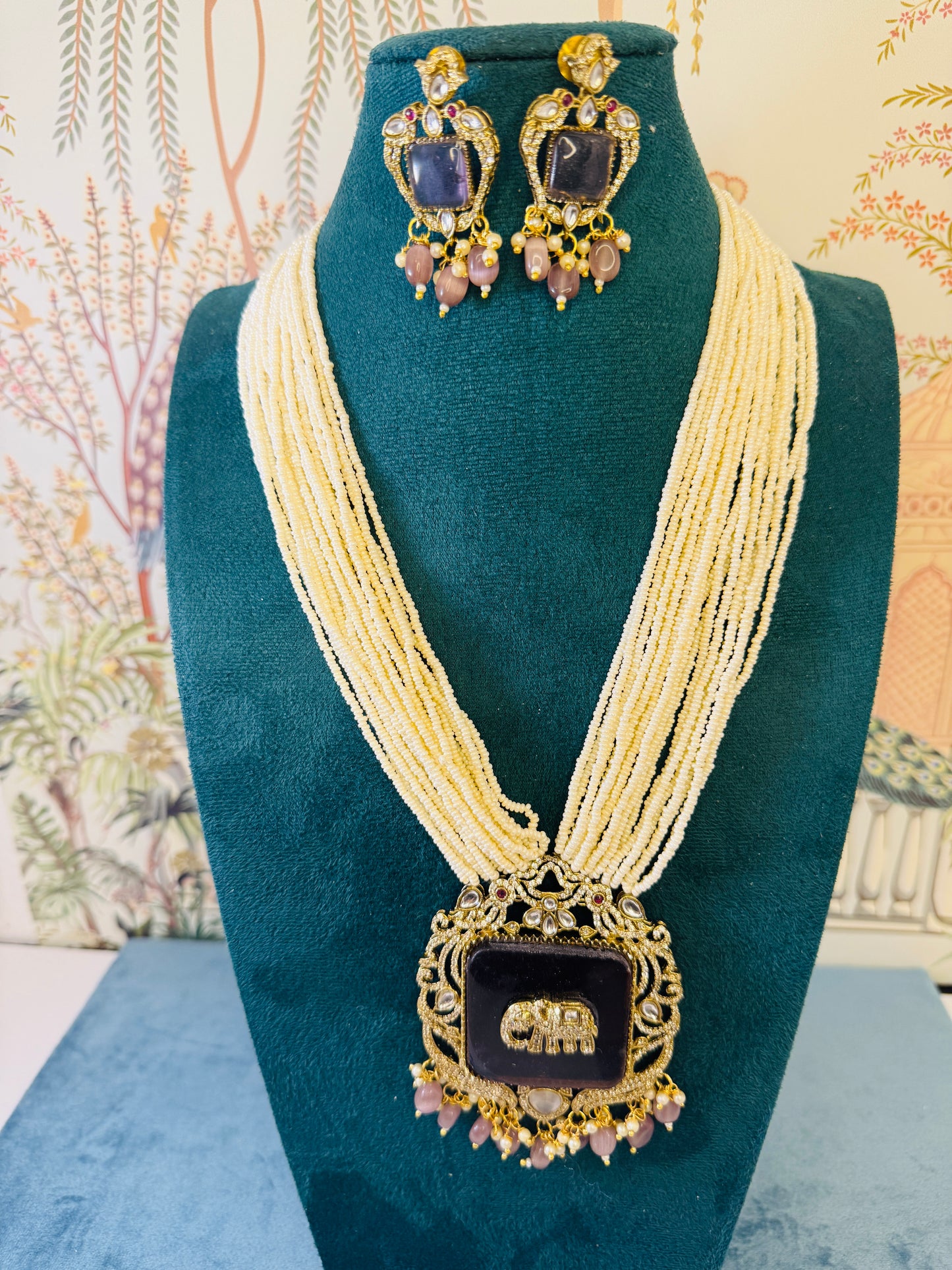 Gorgeous Ad pendant in pearls mala