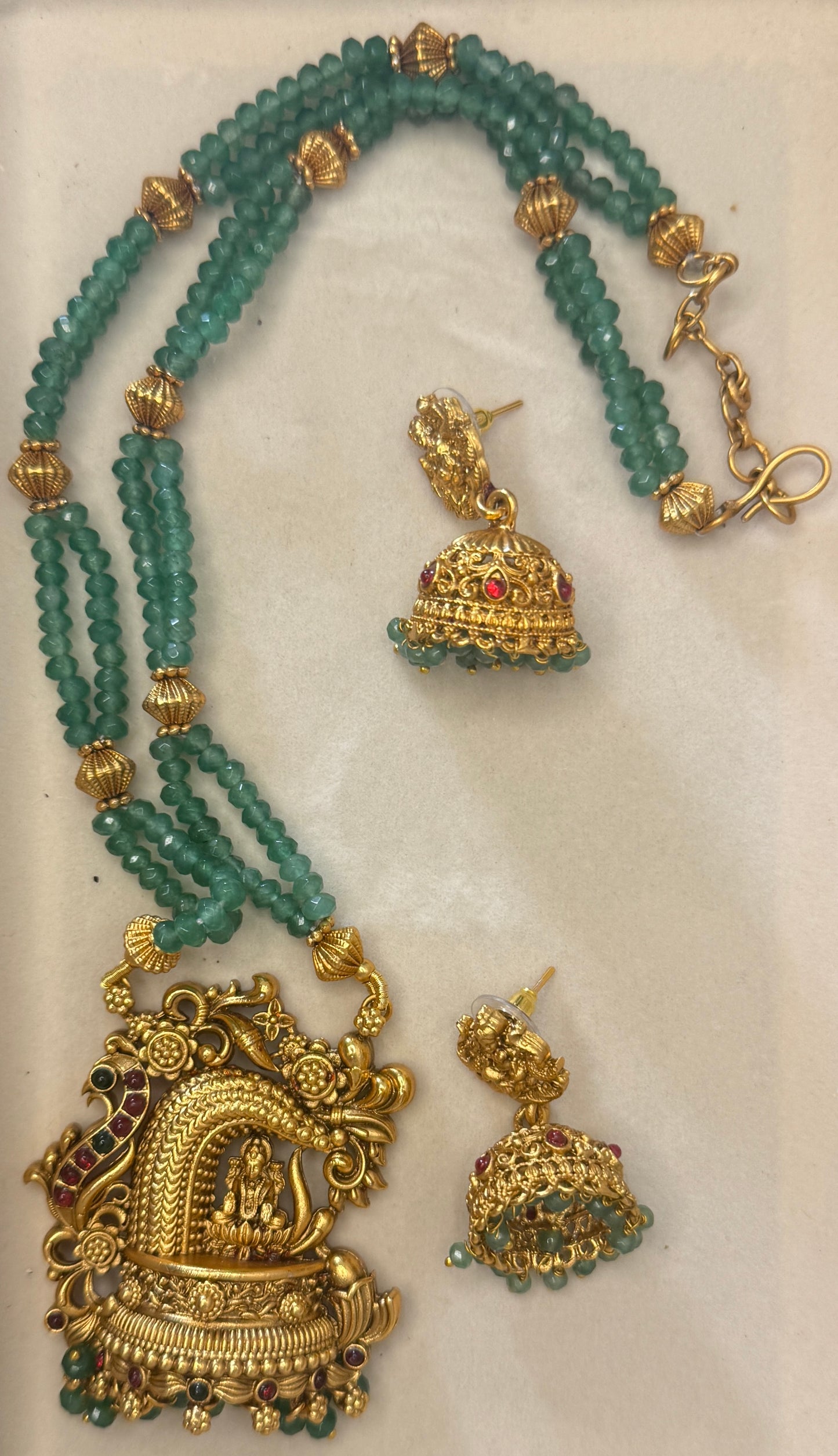 Aa021 Green beads necklace