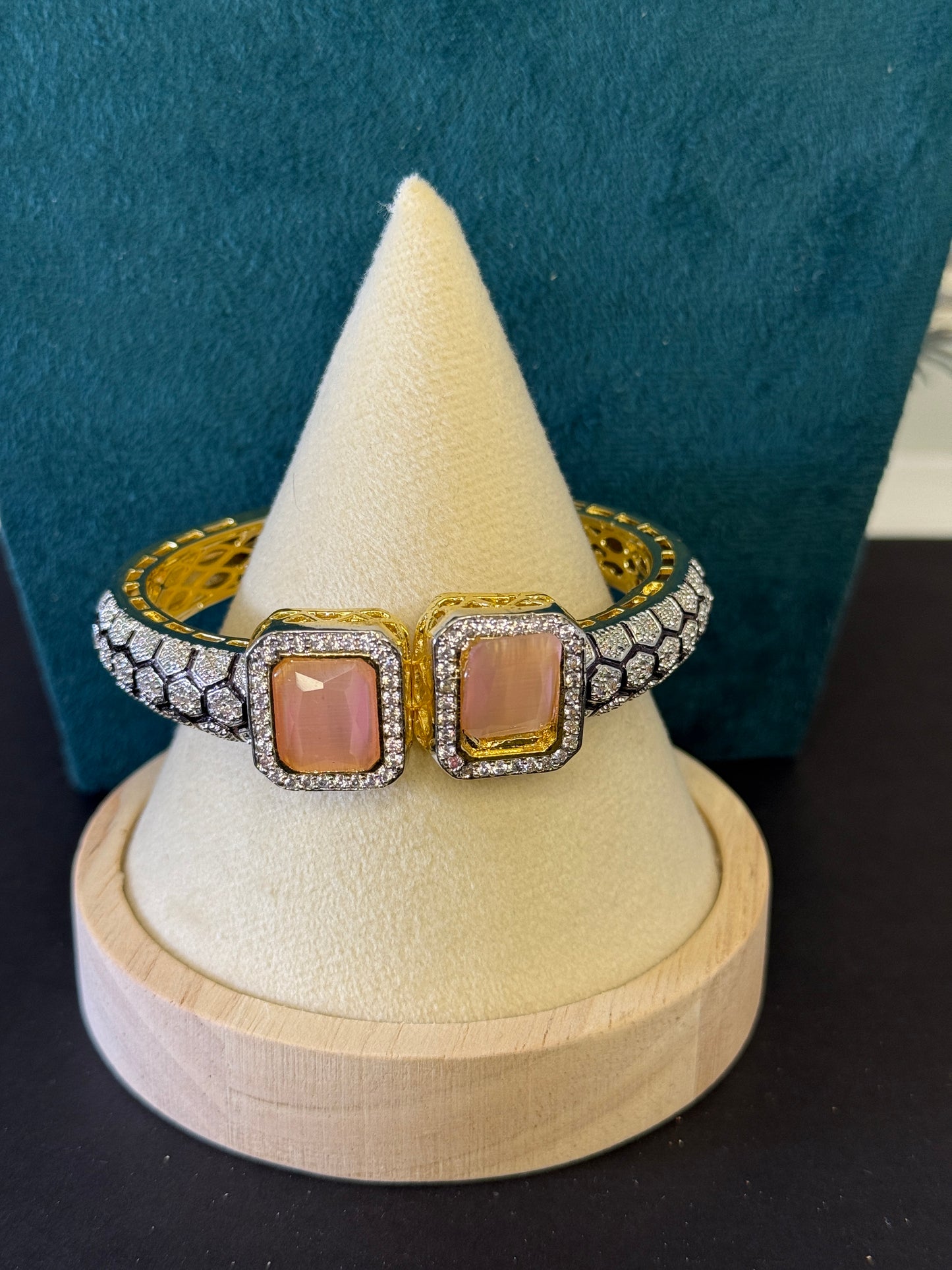 Aa007 Flexible front open bracelet
