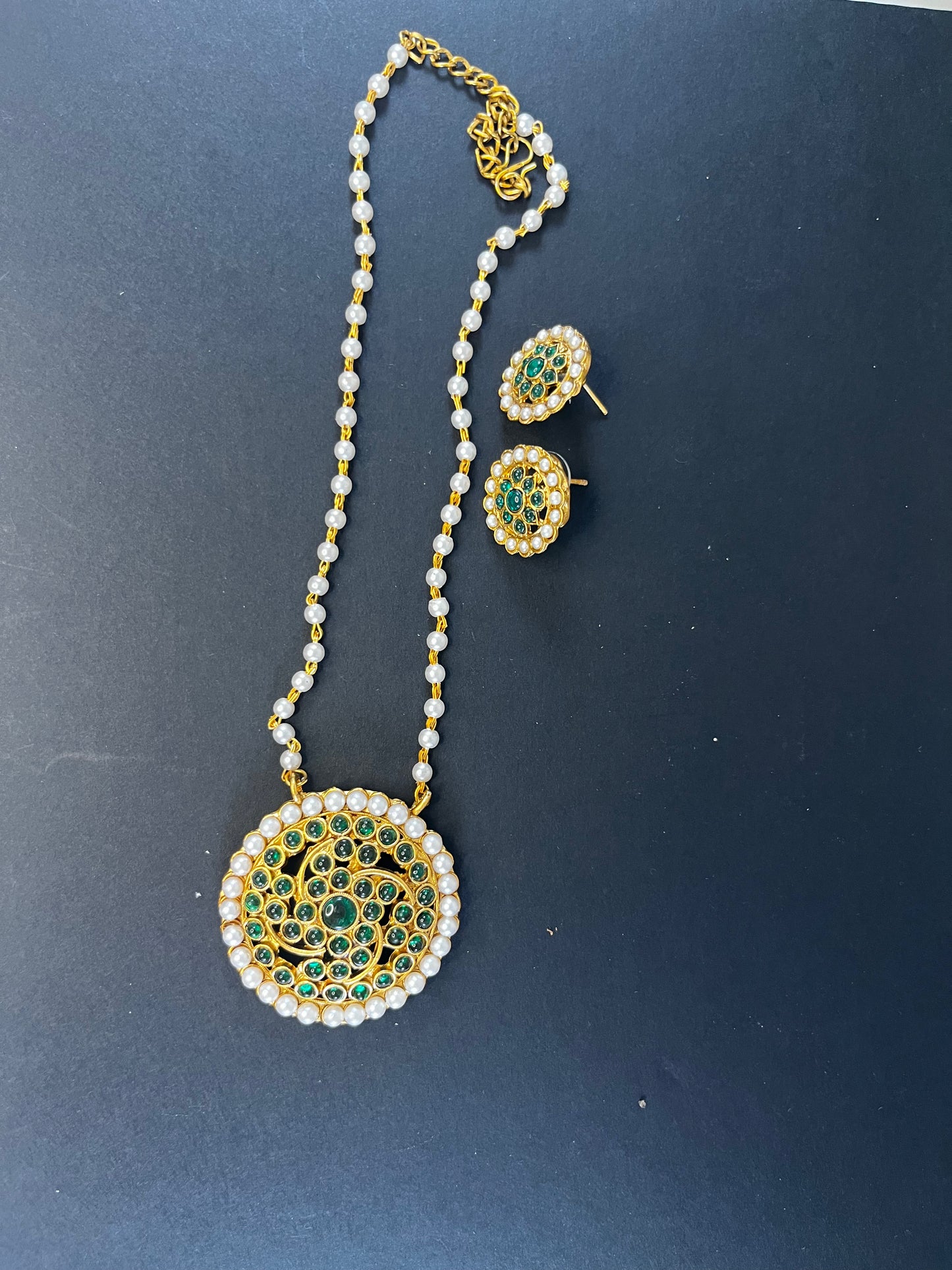 Aabha Sleek set with small studs