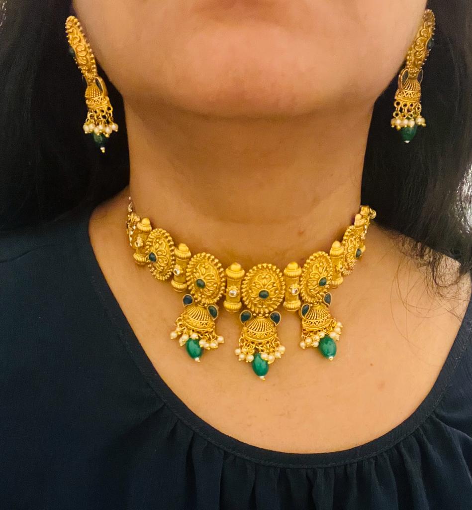 Gold look choker set