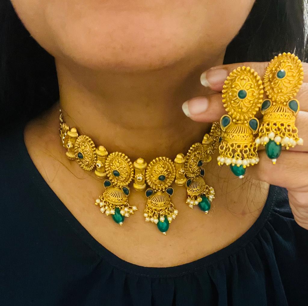 Gold look choker set