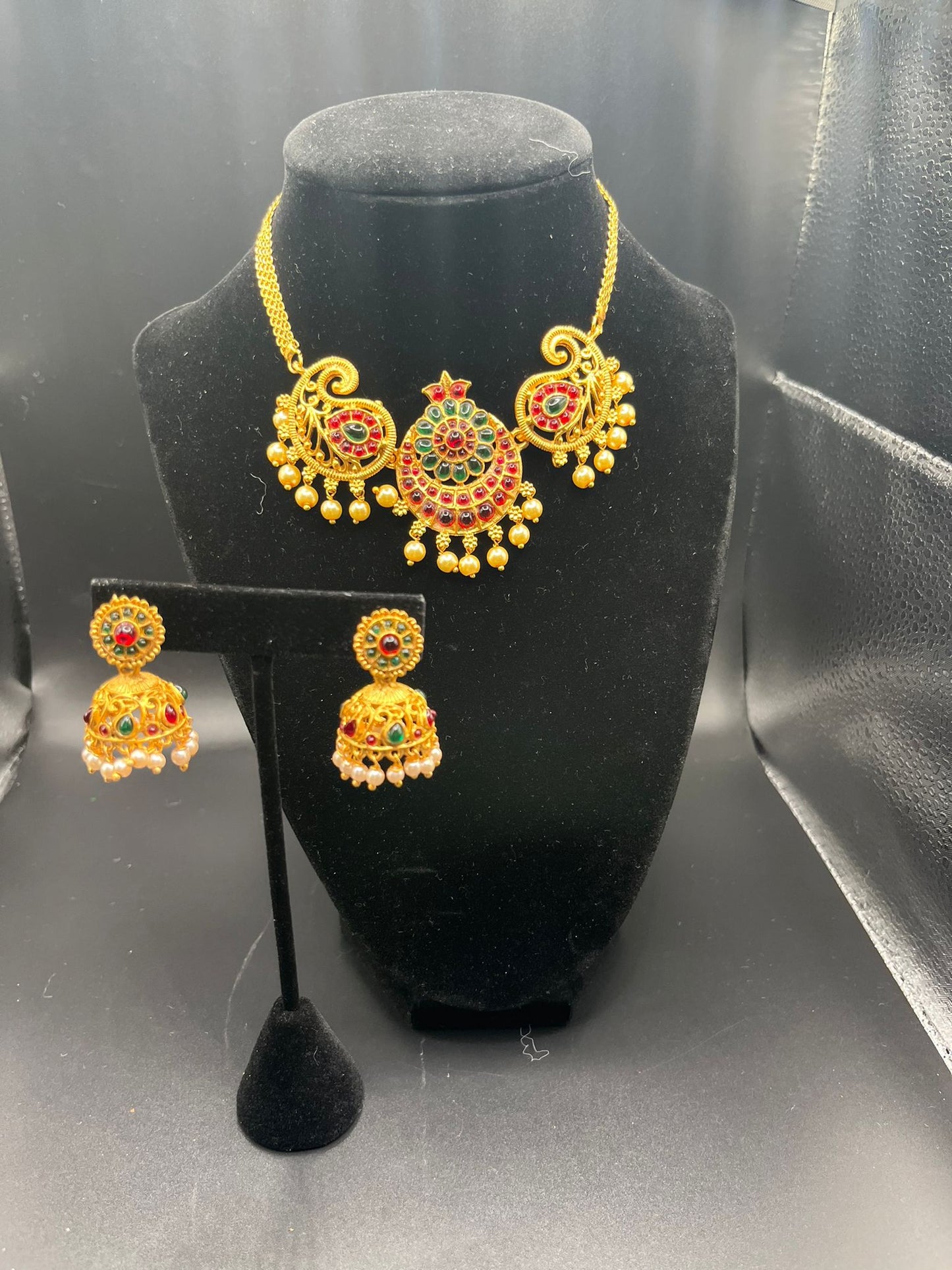 Kempu stones choker