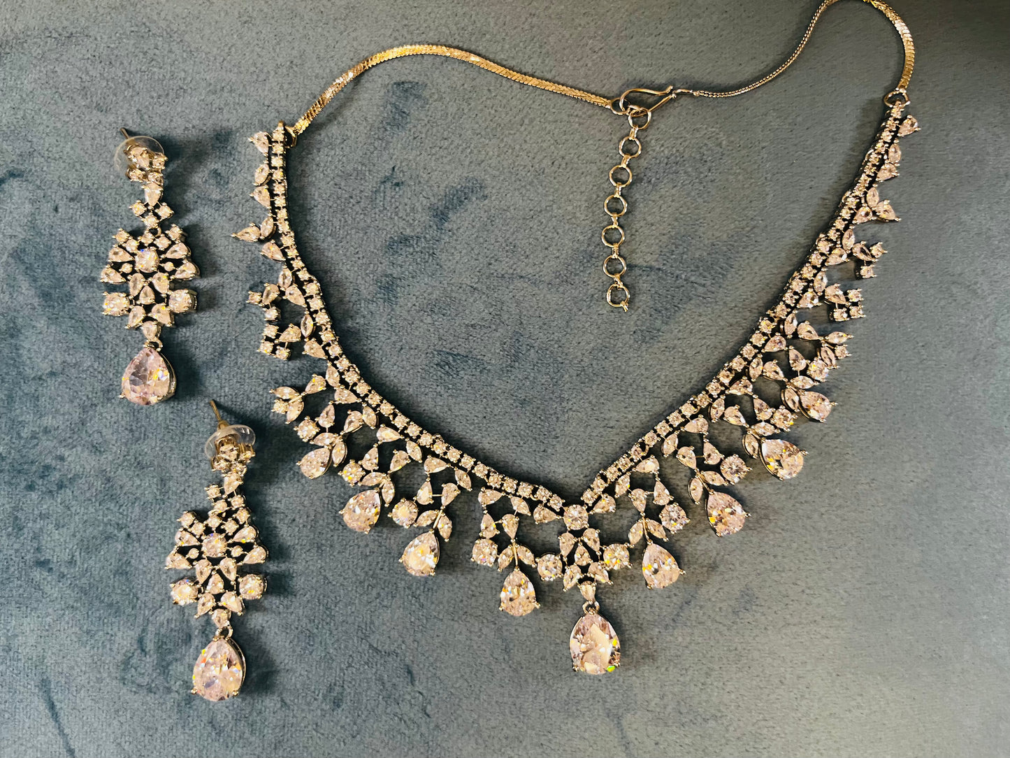 Dazzling necklace set