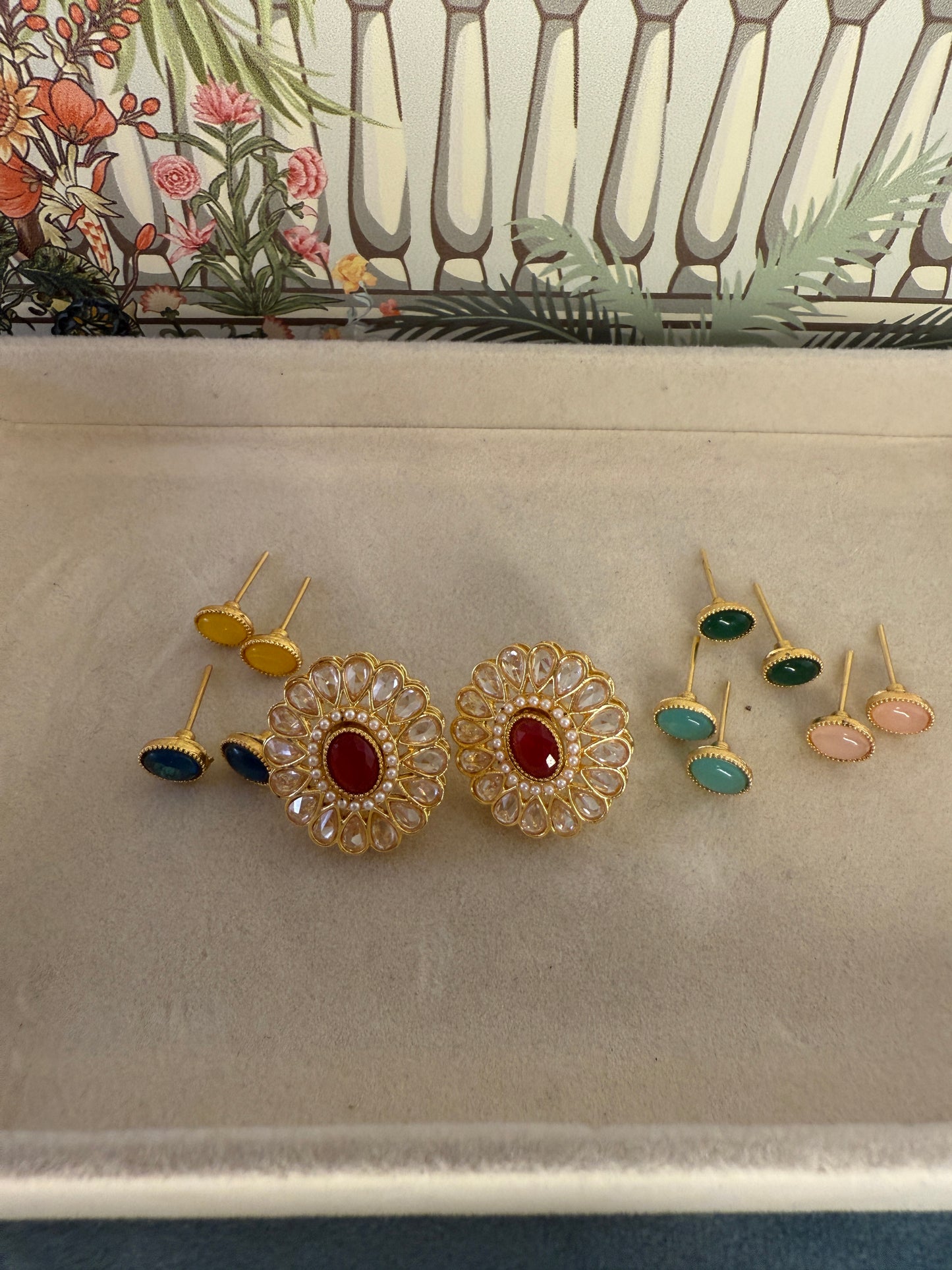 Manaswi - Bright and beautiful 6 colors changeable earrings