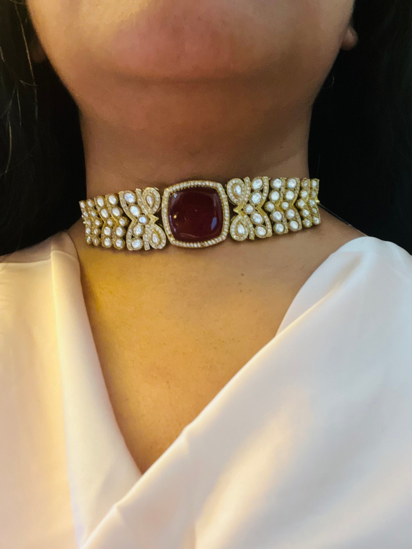 AD stylish choker in dark red