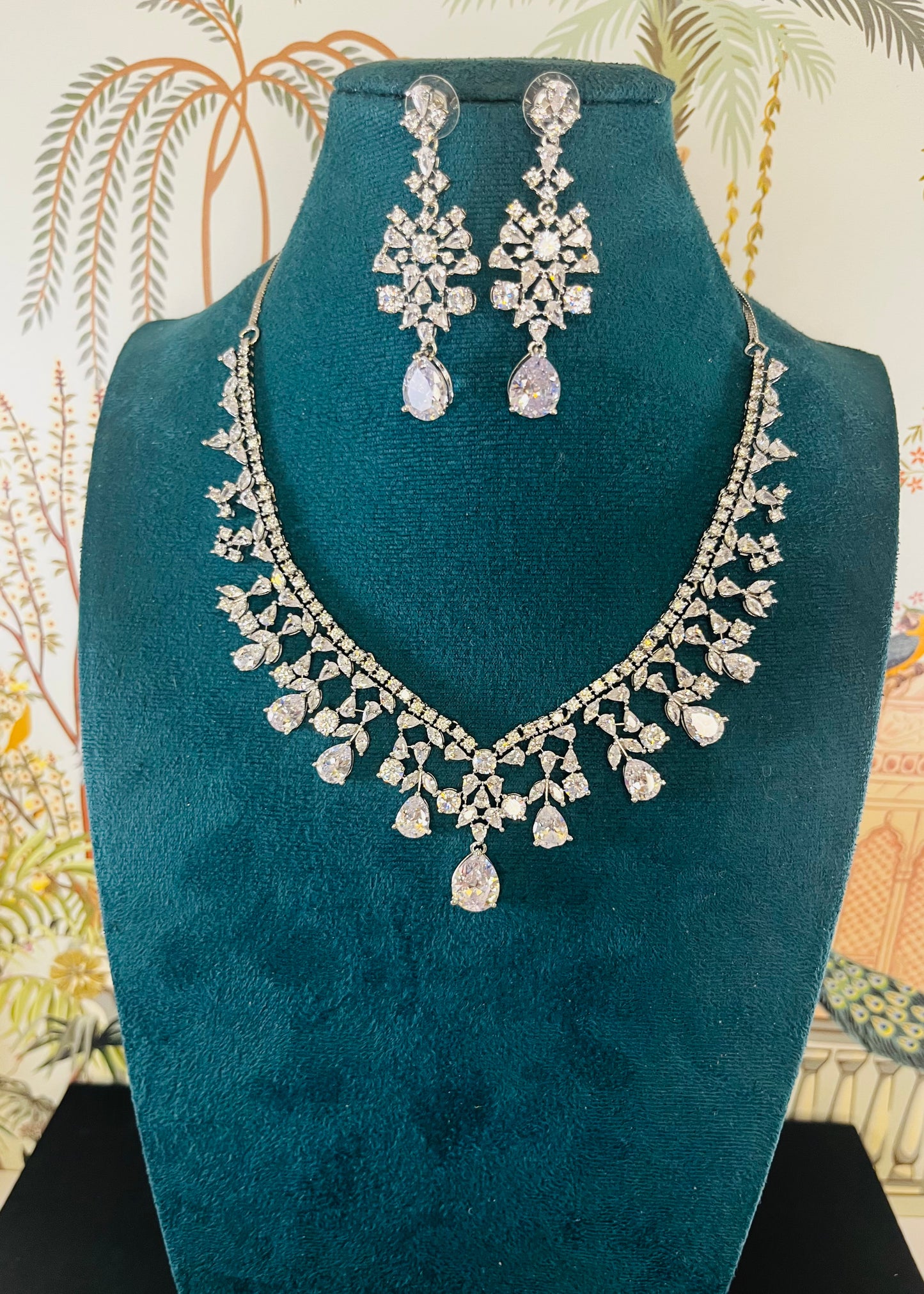 Dazzling necklace set