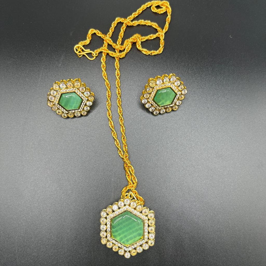 Pendant necklace set with chain